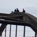 Operativo policial y de bomberos sobre el Puente Carretero Santa Fe – Santo Tomé durante un corte total del tránsito.