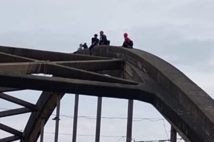 Operativo policial y de bomberos sobre el Puente Carretero Santa Fe – Santo Tomé durante un corte total del tránsito.
