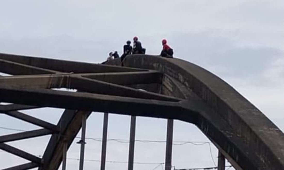 Operativo policial y de bomberos sobre el Puente Carretero Santa Fe – Santo Tomé durante un corte total del tránsito.