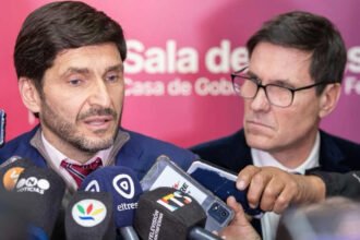 El gobernador Maximiliano Pullaro junto al ministro de Educación, José Goity.