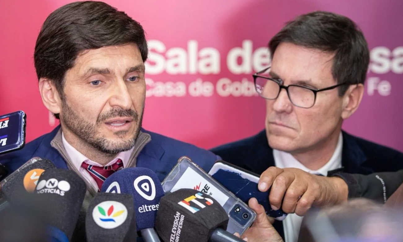 El gobernador Maximiliano Pullaro junto al ministro de Educación, José Goity.