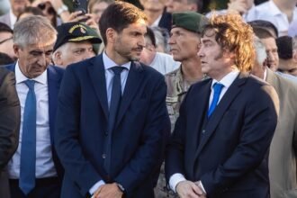 El gobernador Maximiliano Pullaro y el presidente Javier Milei encabezaron el homenaje a San Martín en el aniversario del Combate de San Lorenzo.