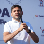 Maximiliano Pullaro acompañó la llegada de los nadadores y la premiación de la Maratón Acuática Internacional Santa Fe–Coronda.