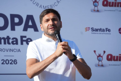 Maximiliano Pullaro acompañó la llegada de los nadadores y la premiación de la Maratón Acuática Internacional Santa Fe–Coronda.