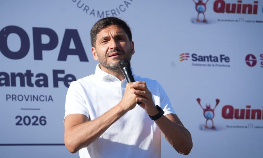 Maximiliano Pullaro acompañó la llegada de los nadadores y la premiación de la Maratón Acuática Internacional Santa Fe–Coronda.