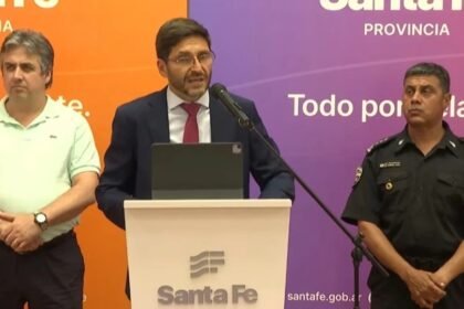El gobernador Maximiliano Pullaro durante la conferencia de prensa en Rosario, donde anunció mejoras salariales para la policía santafesina. Foto de archivo.