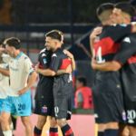 Racing y Tigre disputan un encuentro correspondiente al Torneo Apertura del fútbol argentino.