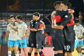 Racing y Tigre disputan un encuentro correspondiente al Torneo Apertura del fútbol argentino.