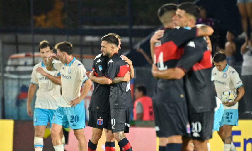 Racing y Tigre disputan un encuentro correspondiente al Torneo Apertura del fútbol argentino.
