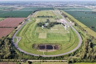 Vista panorámica aérea del Autódromo Ciudad de Rafaela durante una jornada de actividad automovilística. (Foto: archivo)