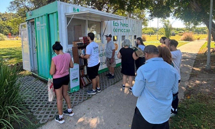 Vecinos entregan residuos reciclables durante una jornada de Ecocanje en el Parque Federal, en el marco de las políticas municipales de gestión sustentable de residuos.