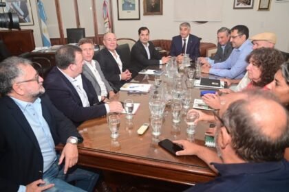 Reunión paritaria entre representantes del Gobierno provincial y gremios estatales en Casa de Gobierno. Foto de archivo.