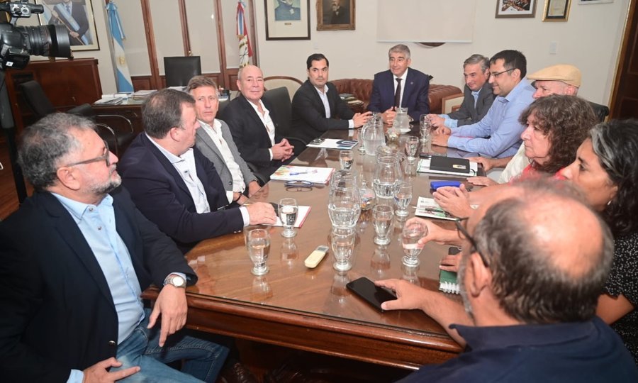 Reunión paritaria entre representantes del Gobierno provincial y gremios estatales en Casa de Gobierno. Foto de archivo.