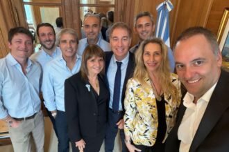 Reunión de funcionarios nacionales en Casa Rosada para definir la estrategia legislativa del oficialismo.