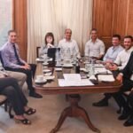 Reunión de los principales referentes de La Libertad Avanza tras la decisión de retirar el artículo sobre licencias médicas del proyecto de reforma laboral