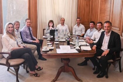 Reunión de los principales referentes de La Libertad Avanza tras la decisión de retirar el artículo sobre licencias médicas del proyecto de reforma laboral