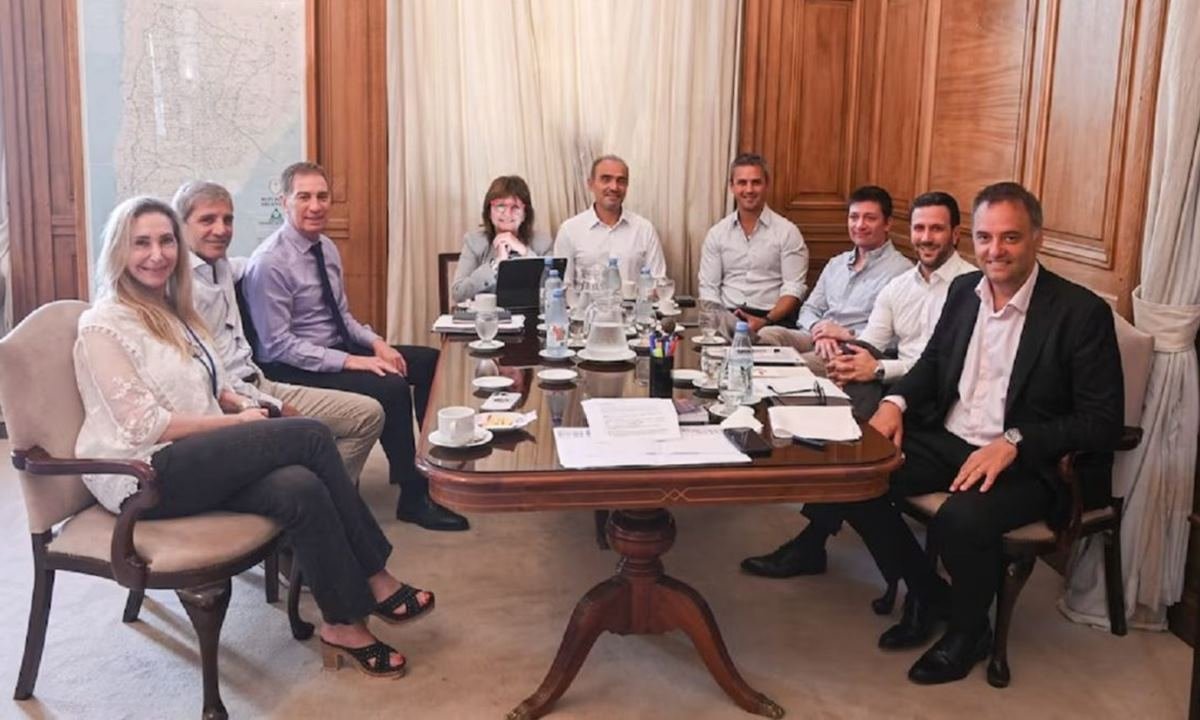 Reunión de los principales referentes de La Libertad Avanza tras la decisión de retirar el artículo sobre licencias médicas del proyecto de reforma laboral