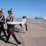 El sable corvo del General José de San Martín, símbolo de la independencia argentina, bajo custodia del Regimiento de Granaderos a Caballo.