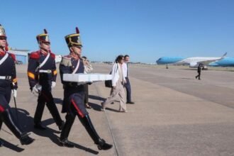 El sable corvo del General José de San Martín, símbolo de la independencia argentina, bajo custodia del Regimiento de Granaderos a Caballo.