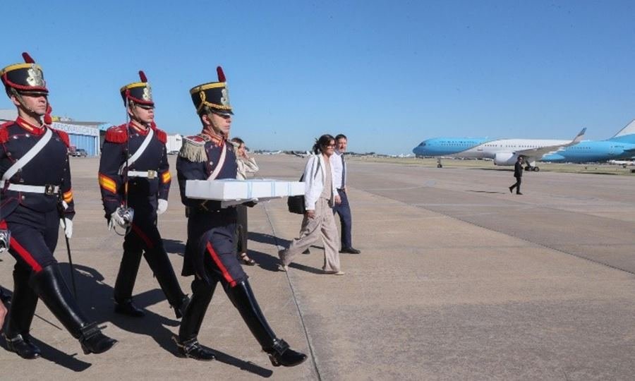 El sable corvo del General José de San Martín, símbolo de la independencia argentina, bajo custodia del Regimiento de Granaderos a Caballo.