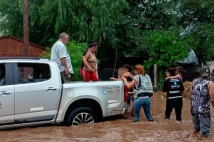 Vehículos circulan con precaución por una ruta afectada tras intensas lluvias en la provincia de Salta.