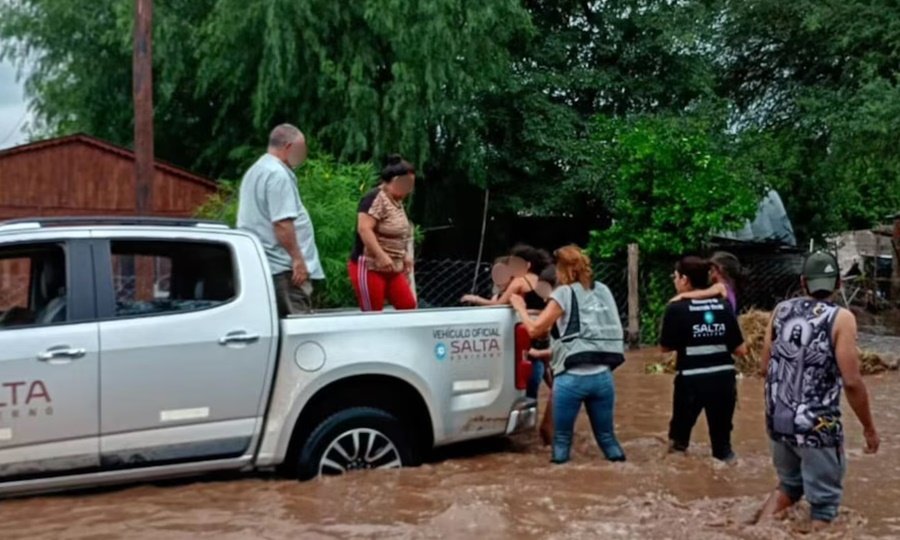 Vehículos circulan con precaución por una ruta afectada tras intensas lluvias en la provincia de Salta.