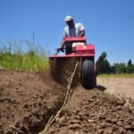 Personal de la Municipalidad de Puerto General San Martín realiza tareas de zanjeo sobre calle Misiones para la extensión de la red de agua potable, que abastecerá al futuro Cine 4D y al Parque Puerto de las Infancias.