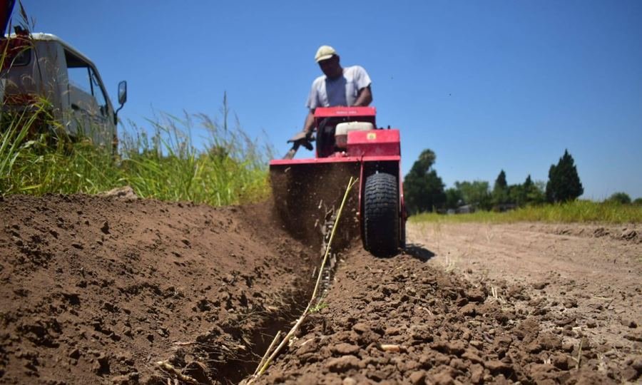 Personal de la Municipalidad de Puerto General San Martín realiza tareas de zanjeo sobre calle Misiones para la extensión de la red de agua potable, que abastecerá al futuro Cine 4D y al Parque Puerto de las Infancias.