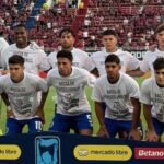 Los jugadores de San Lorenzo e Instituto exhiben una camiseta en respaldo a la AFA antes del inicio del partido en el Nuevo Gasómetro.