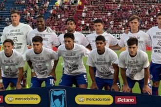 Los jugadores de San Lorenzo e Instituto exhiben una camiseta en respaldo a la AFA antes del inicio del partido en el Nuevo Gasómetro.