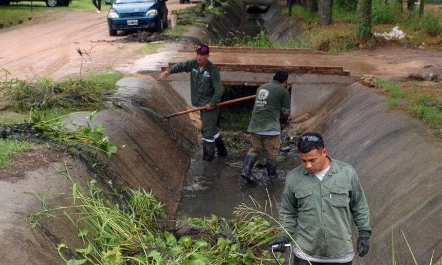 Cuadrillas municipales realizan tareas de limpieza y mantenimiento tras una jornada de lluvias en Santa Fe. (Foto de archivo)