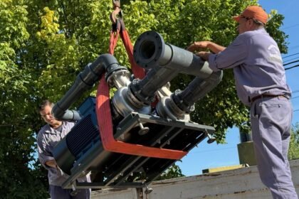 Operarios trabajan en la instalación de la nueva planta de tratamiento de agua potable en Santo Tomé.