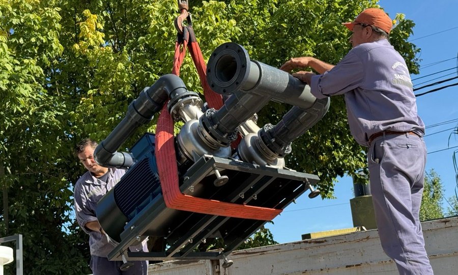 Operarios trabajan en la instalación de la nueva planta de tratamiento de agua potable en Santo Tomé.