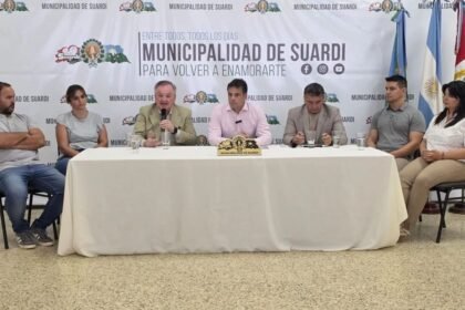 El senador Felipe Michlig encabeza la conferencia de prensa en Suardi junto a autoridades municipales y provinciales para informar las medidas de asistencia destinadas a trabajadores de Lácteos Verónica.