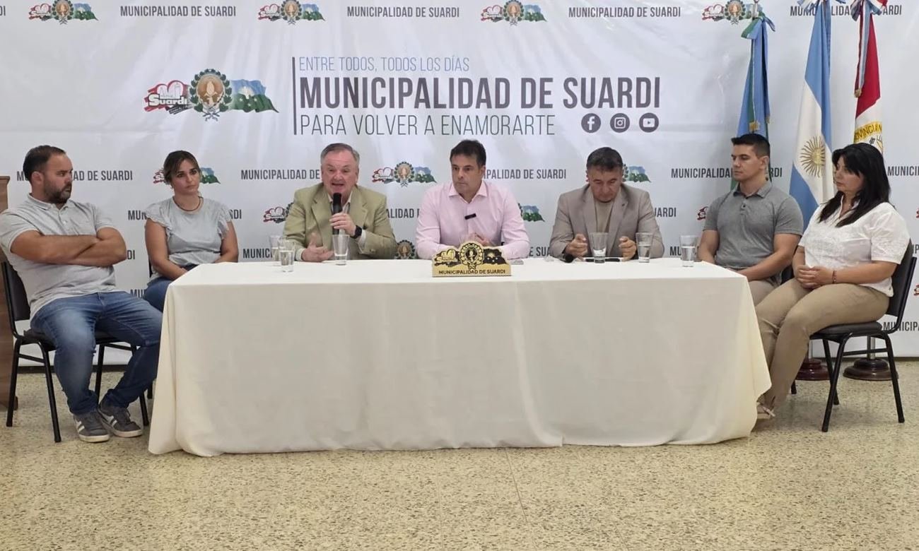 El senador Felipe Michlig encabeza la conferencia de prensa en Suardi junto a autoridades municipales y provinciales para informar las medidas de asistencia destinadas a trabajadores de Lácteos Verónica.