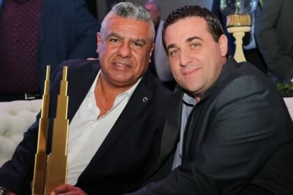 Claudio Tapia y Pablo Toviggino durante una actividad oficial de la AFA, en el marco del conflicto judicial que impacta en el fútbol argentino.