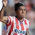 Cristian Tarragona celebra su gol en el estadio 15 de Abril, con la camiseta de Unión y el aliento de la hinchada de fondo.