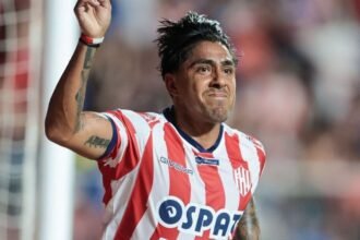 Cristian Tarragona celebra su gol en el estadio 15 de Abril, con la camiseta de Unión y el aliento de la hinchada de fondo.