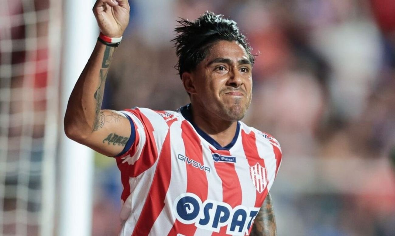 Cristian Tarragona celebra su gol en el estadio 15 de Abril, con la camiseta de Unión y el aliento de la hinchada de fondo.