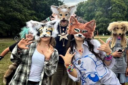 Miembros de la comunidad therian durante un encuentro en un espacio público. (Foto: gentileza)