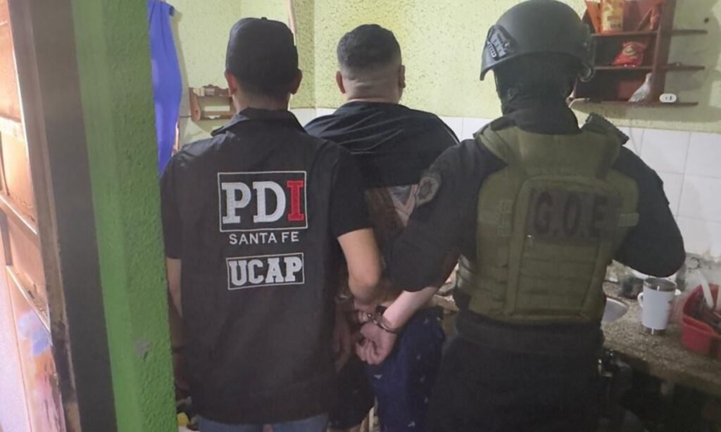 Momento de la detención de Jorge Alberto “Turu” Mendieta durante un allanamiento en una vivienda de barrio Las Flores, en la ciudad de Santa Fe, en el marco de una causa federal por narcotráfico