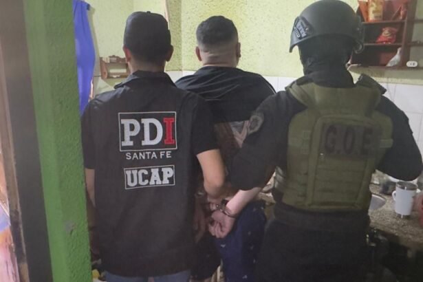Momento de la detención de Jorge Alberto “Turu” Mendieta durante un allanamiento en una vivienda de barrio Las Flores, en la ciudad de Santa Fe, en el marco de una causa federal por narcotráfico