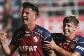 Jugadores de Unión celebran uno de los goles en el estadio 15 de Abril durante un partido del Torneo Apertura.