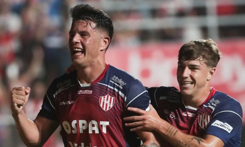 Jugadores de Unión celebran uno de los goles en el estadio 15 de Abril durante un partido del Torneo Apertura.