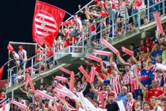 Banderas, pasión y apoyo constante: el recibimiento de la hinchada de Unión en el 15 de Abril.
