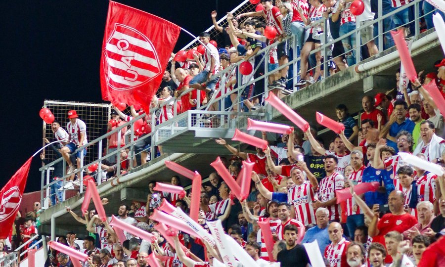 Banderas, pasión y apoyo constante: el recibimiento de la hinchada de Unión en el 15 de Abril.