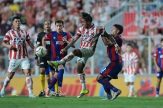 Jugadores de Unión de Santa Fe y San Lorenzo de Almagro disputan el balón en el estadio 15 de Abril, durante el empate 0-0 por el Torneo Apertura.