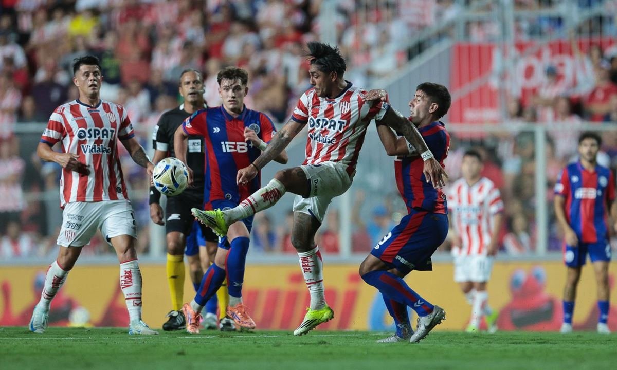 Jugadores de Unión de Santa Fe y San Lorenzo de Almagro disputan el balón en el estadio 15 de Abril, durante el empate 0-0 por el Torneo Apertura.