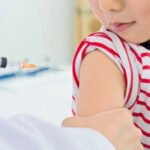 Personal de salud aplica una vacuna a un niño en el marco de una campaña de inmunización. Foto de archivo.