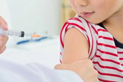 Personal de salud aplica una vacuna a un niño en el marco de una campaña de inmunización. Foto de archivo.